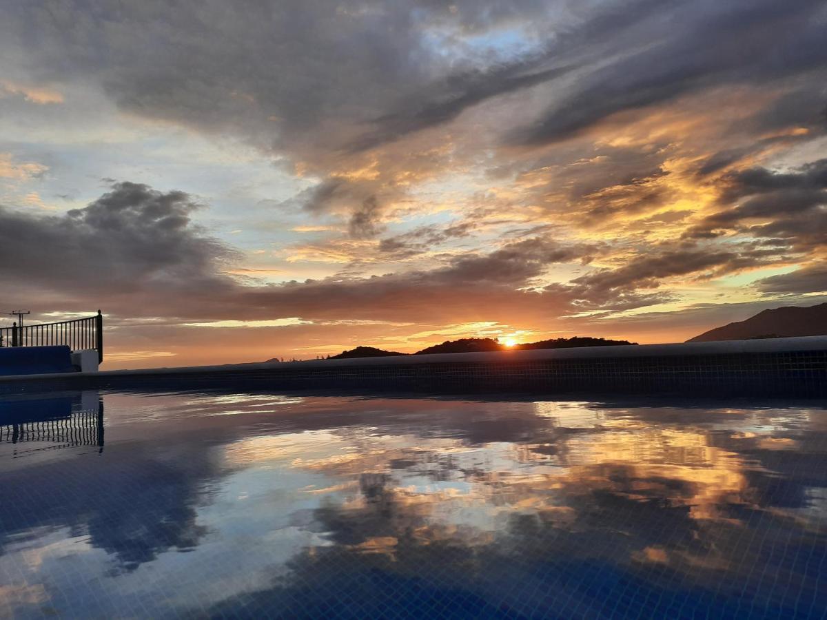 Вилла Cortijo Chaparro Near Iznajar Фуэнтес-де-Сесна Экстерьер фото